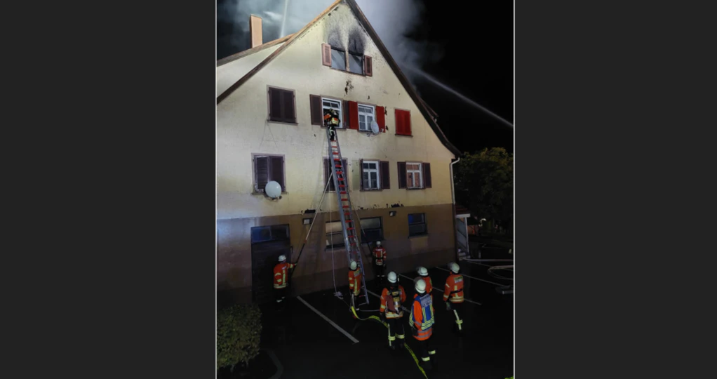 Feuerwehr Rettet Sieben Menschen Aus Brennendem Haus In Egenhausen