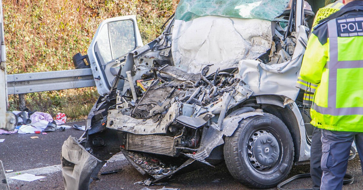 Nach Unfall Auf A Bei Karlsbad Unfassbares Verhalten Einiger