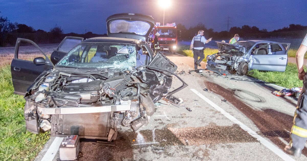 Schwerer Frontalcrash In Au Am Rhein Drei Personen In Ihren Fahrzeugen