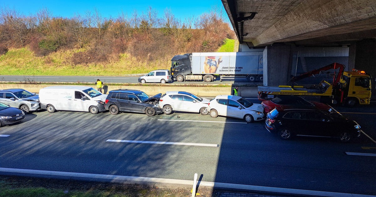 Massenkarambolage Auf A Bei Pforzheim Ein Autofahrer Schwer Verletzt