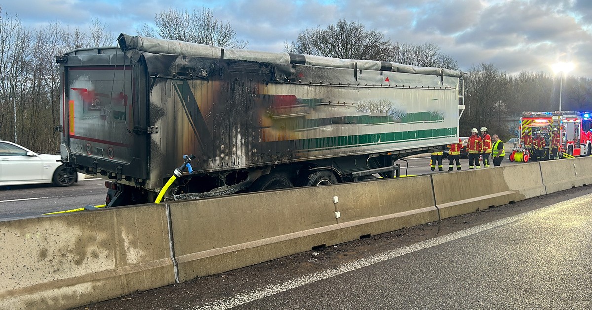 Brennender Lkw Sorgt Für Verkehrsbehinderungen Auf Der A5 Bei Karlsruhe ...