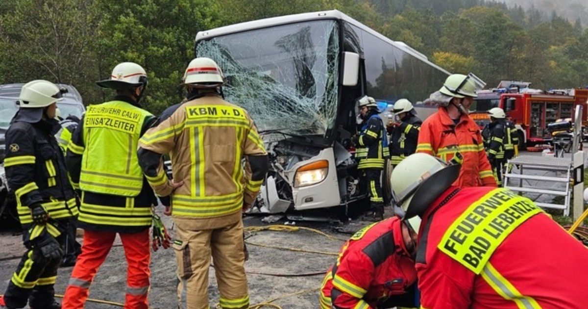 Schwerer Unfall Auf Der B463 Bei Bad Liebenzell: Kleintransporter ...